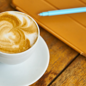 眩しい午後の光 スマホに舞う通知