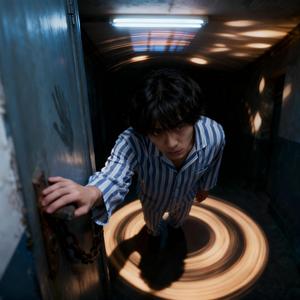 在没有风的走廊里