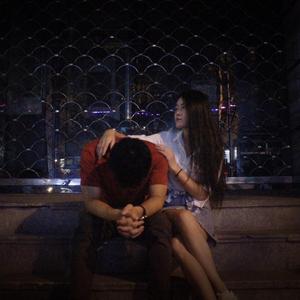 杭州深夜崩溃青年