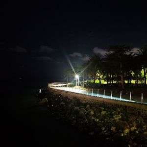 冬夜下展览琴声