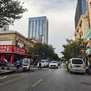 流星掠过草尖的瞬间