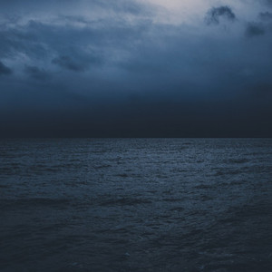 夜の海に黒い精霊