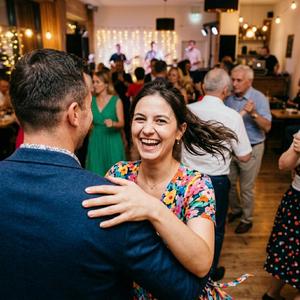 Hej,Tańczmy Do Rana – Kiedy ta melodia zaczyna grać, parkiet ożywa bez słów!