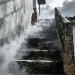 爱是共同撑一把漏雨的伞