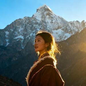 雪山低下头听我说句话 阿妈煮的茶还在梦里香