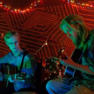 Fjäril i en vacker äng (feat. Monika Dewi and Kurtis Kujawski)