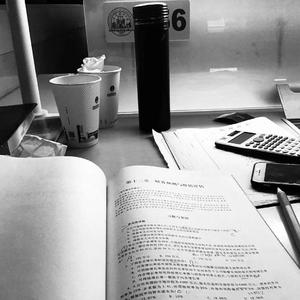 躲起来，一个人