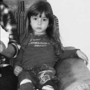 iki kişiyiz yanımda batu var