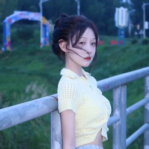 现实的你和他路边拥吻