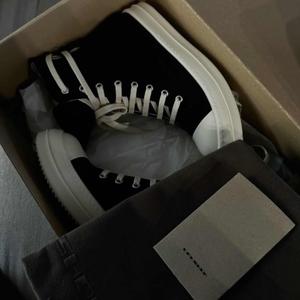 Piss (feat. Gabeokk, Sammyglo, KenniEscobar & Omgtey)