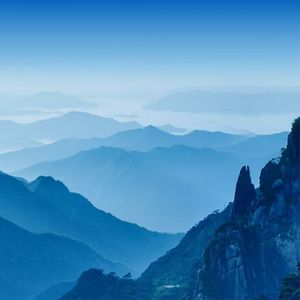 图书馆里老郑的暖心书香之旅