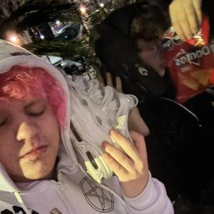 UNO MÁS (feat. Tobias Lil Polenta)