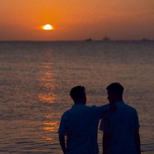 给我们兄弟两人拍张照片ok