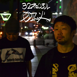 ジョッキのビールと泡だらけ