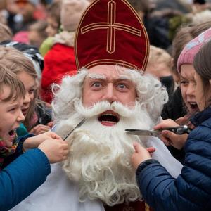 Kinderen knippen Sinterklaas z'n baard af! | Sinterklaasliedjes!