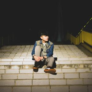 他像艳阳，而你是花。