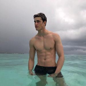 佳人轻抚桃花扇