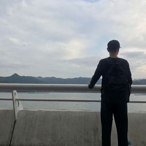 是不是只要足够冷漠难过的就不会是我