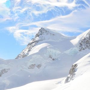 高耸雪山8