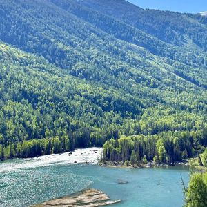 街头轻步的闲适节拍