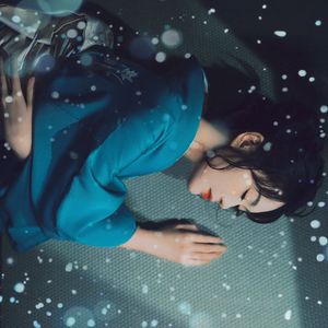 雪落在先生肩上