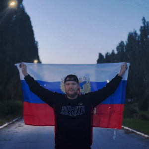 На гербе гордым