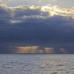 相见亦无事，别后常忆君