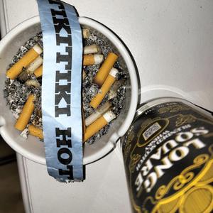 A la TikiTiki en Yeezy (feat. Carlos K, Plantanoko, MaGio GG & DXRXXN)