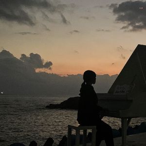 致右手上的女孩子