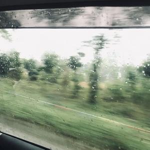 周一的清晨还在下雨