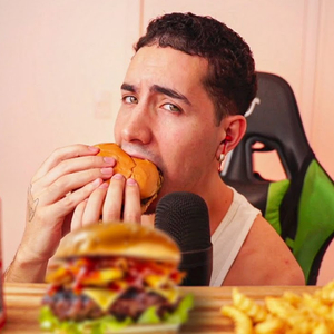 Abrindo A Lata De Coca-Cola & Pedaços Suculentos De Hambúrguer