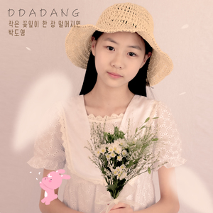 작은 꽃잎이 한 장 떨어지면