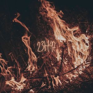 23H47