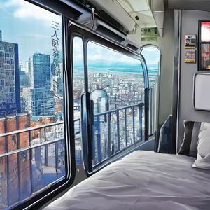 山看着落日离开了城市边际