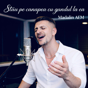 Stau pe canapea cu gandul la ea