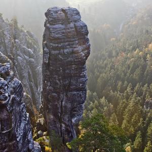천년 바위 아래서