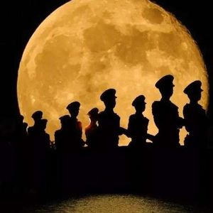 月光下的边防哨兵