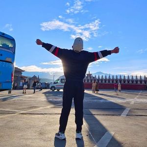 低头见月-一个想看星星的男人