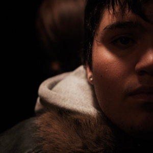 FÖR NÄRA FÖR ATT HÅLLA HAND