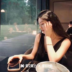 下雨天为她撑伞