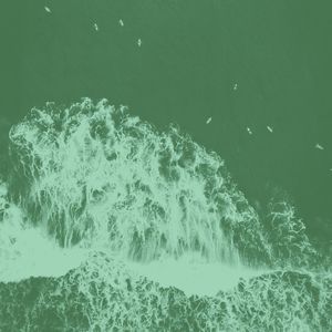 柔和的平静的波浪时刻