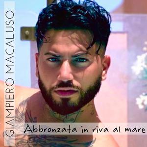 Abbronzata in riva al mare