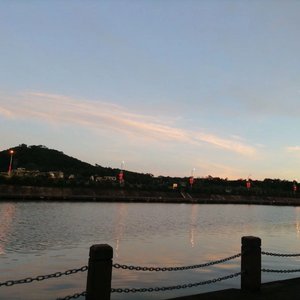 雨后的黄昏河岸