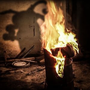 Zünd die Mülltonne an