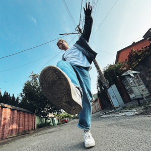 Штовхаю кедами асфальт