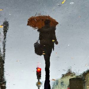 你必须在一个荒唐的夜骑着摩托穿过下雨的街