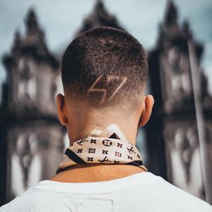 酷帅不羁的街头滑板少年