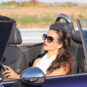 Нахално хубава