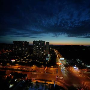 她说窗外的夕阳很美