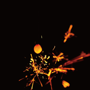 晩夏の黄昏の線香花火の薄灯り